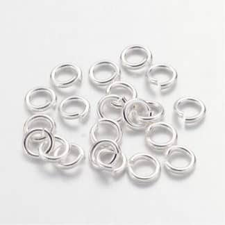 Deze 4x0,8mm open ringen van roestvrijstaal in de kleur zilver zijn ideaal om sieraden mee af te werken en te koop bij kralenwinkel Limited Edition in Den Haag.